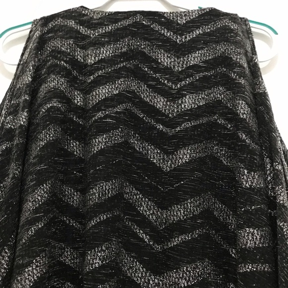 ROZ & ALI Womens Black Silver V Neck Flutter Sleeve Top 1X Tank Lined Tunic - Picture 6 of 8